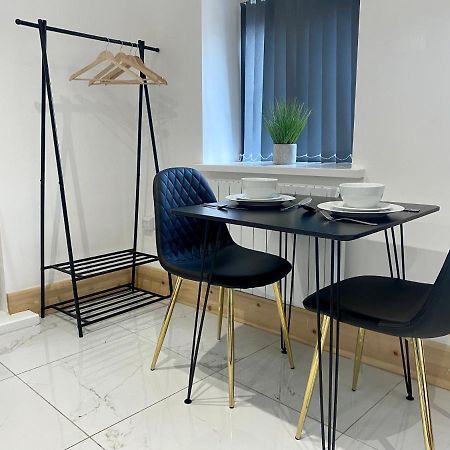 Stylish Studio Apartment In Centre Of St Clears Eksteriør bilde