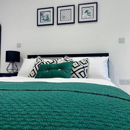 Stylish Studio Apartment In Centre Of St Clears Eksteriør bilde