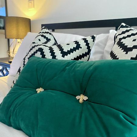 Stylish Studio Apartment In Centre Of St Clears Eksteriør bilde