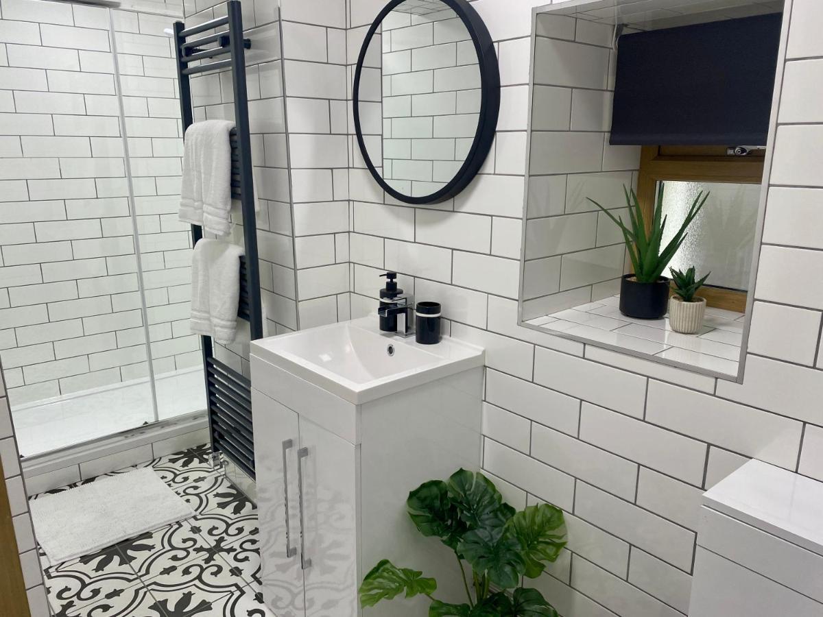 Stylish Studio Apartment In Centre Of St Clears Eksteriør bilde