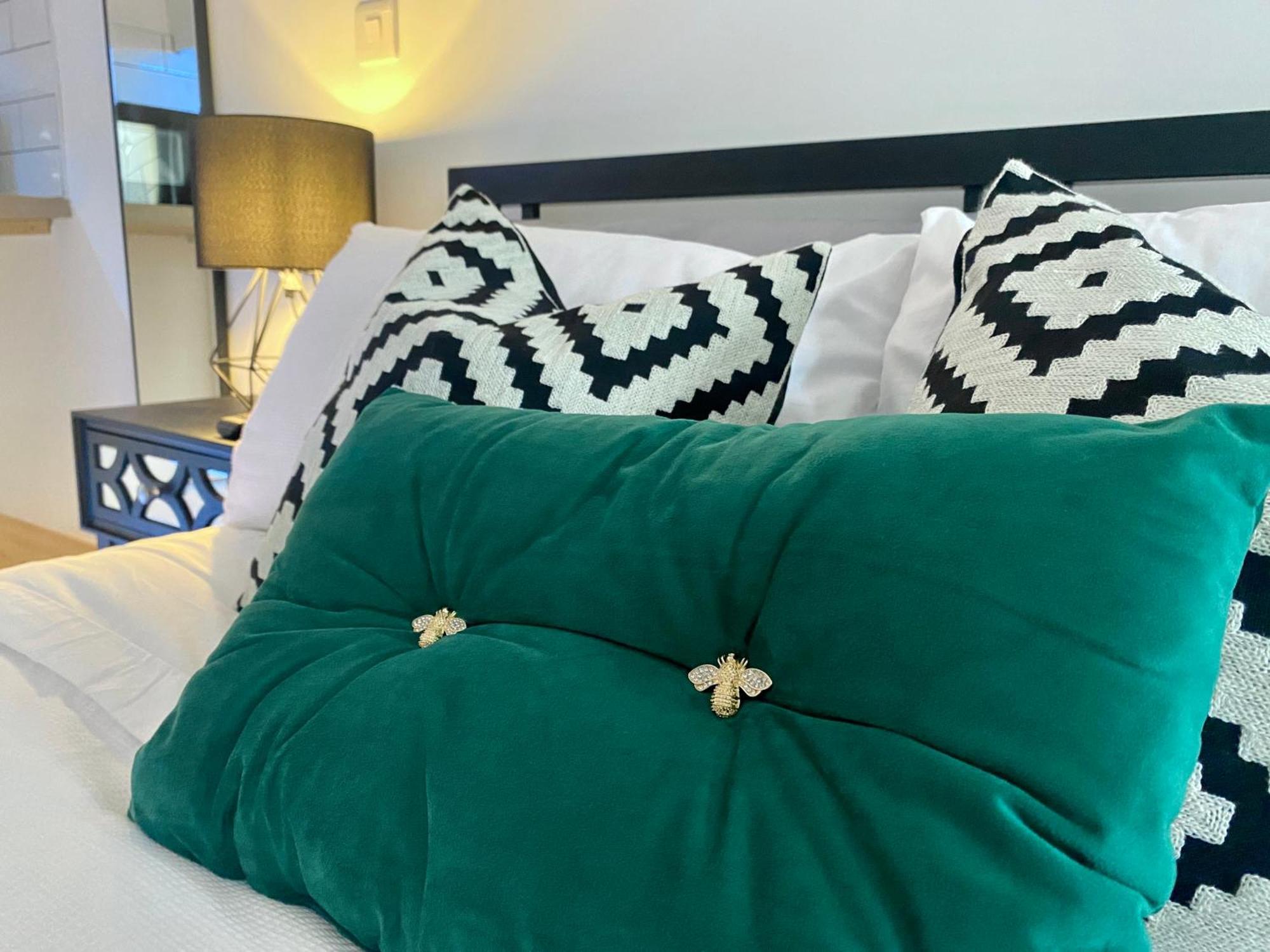 Stylish Studio Apartment In Centre Of St Clears Eksteriør bilde