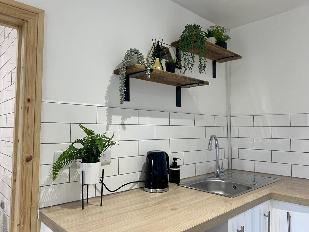 Stylish Studio Apartment In Centre Of St Clears Eksteriør bilde