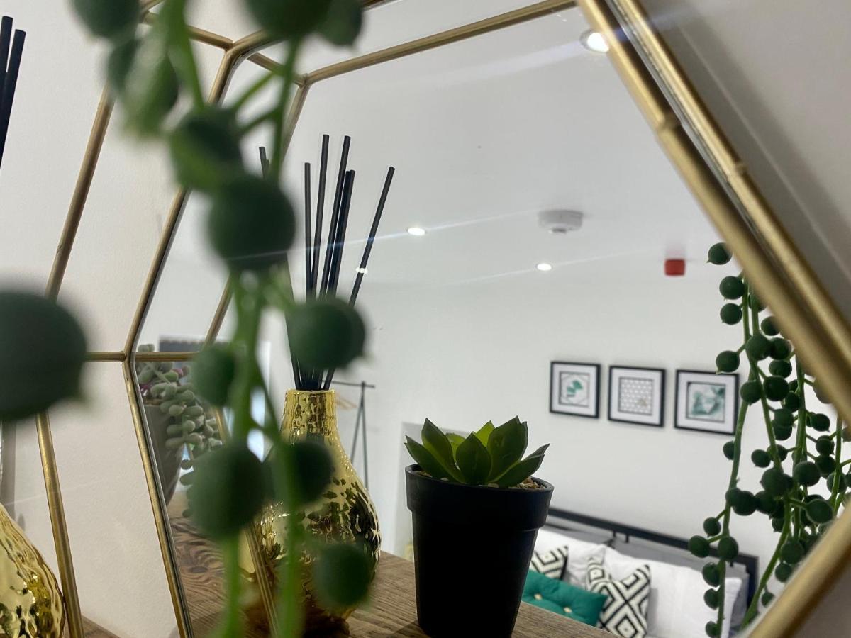 Stylish Studio Apartment In Centre Of St Clears Eksteriør bilde